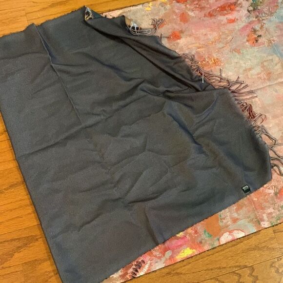 Soft Cashmere feel scarf. Please see all photos & description - Picture 4 of 7